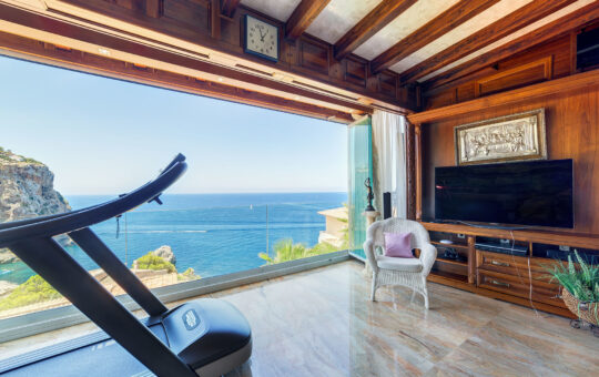 Classic luxury property with spectacular sea views - Bedroom 1