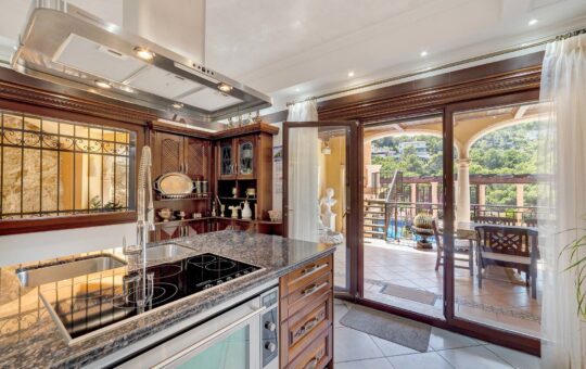 Classic luxury property with spectacular sea views - Kitchen with terrace access