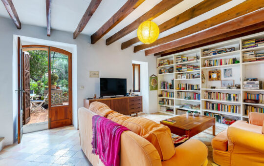 Majorcan village house in a quiet location in S'Arraco - Cosy living room