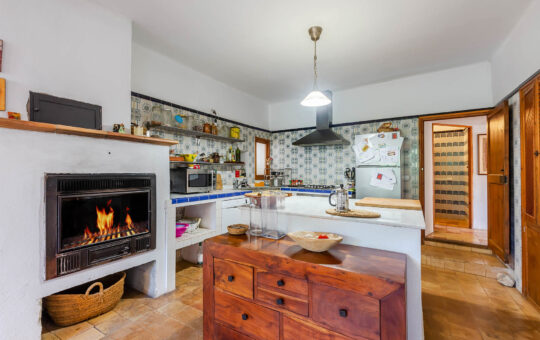 Majorcan village house in a quiet location in S'Arraco - Open kitchen with fireplace
