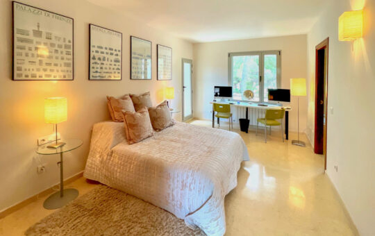 Modern villa with garden and pool in Sol de Mallorca - Bedroom with bath and access to the terrace
