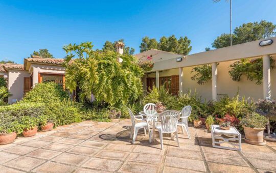 Family villa in a renowned residential area - Lush Mediterranean planting