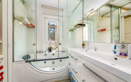 Charming and bright villa in Es Verger - Bathroom with jacuzzi