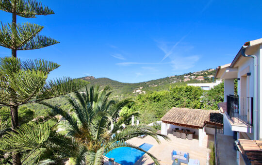 Spacious 4 bedroom villa with sun terraces, pool, and panoramic sea views - Bild