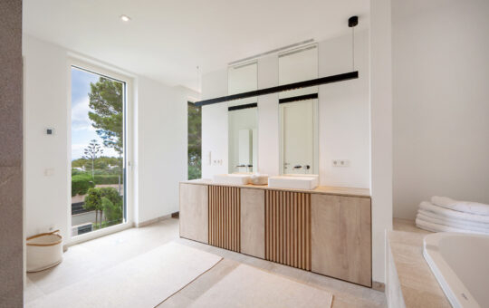 Modern new build villa in Sol de Mallorca with sea views - Bathroom 1