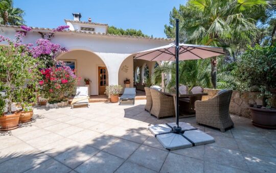 Mediterranean villa in a quiet residential area - South facing terrace