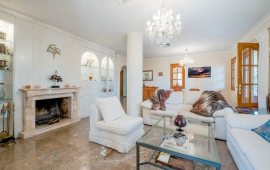 Mediterranean villa in a quiet residential area - Living-dining area with fireplace and access to the outside area