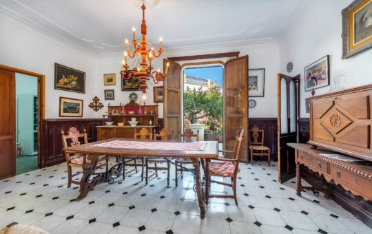 Historical town house for rehabilitation in the heart of Andratx - Dining room with access to the outside area