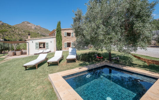 Charming completely renovated finca in a picturesque natural landscape - Small pool surrounded by a large lawn