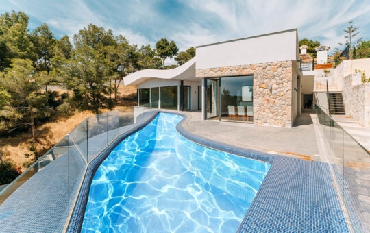 Villa de estilo moderno y vistas al mar - Villa moderna con piscina en zona tranquila