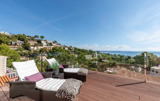 Villa moderna con vistas al mar en Costa d'en Blanes - Terraza abierta con maravillosas vistas al mar y alrededores