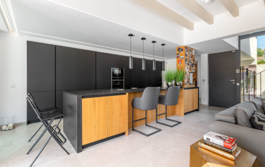 Exclusiva villa de nueva construcción en el corazón de Andratx - Cocina abierta de diseño con comedor