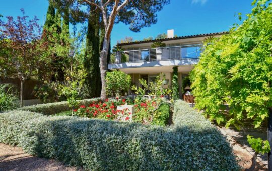 Villa moderna con jardín y piscina en Sol de Mallorca - Vista sobre el jardín