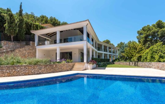 Exclusiva villa completamente reformada en segunda línea de mar en Cala Fornells - Villa moderna con piscina