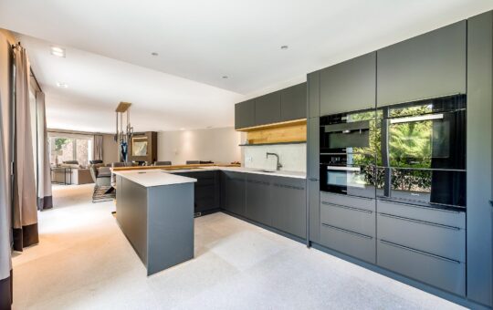 Exclusiva villa completamente reformada en segunda línea de mar en Cala Fornells - Moderna cocina abierta de diseño
