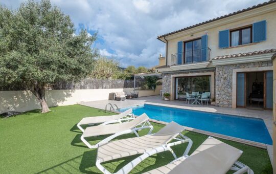 Estupenda villa familiar con licencia de alquiler vacacional en el tranquilo pueblo de Es Capdellà - Jardín y piscina