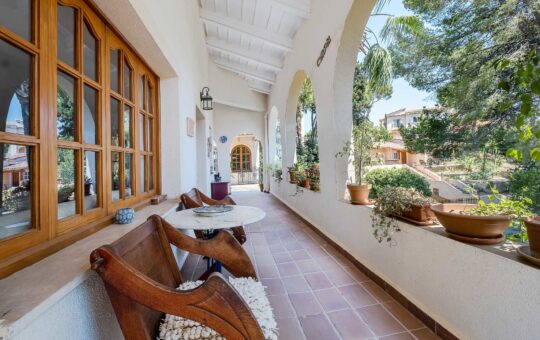 Villa mediterránea en tranquila zona residencial - Arcadas en el exterior