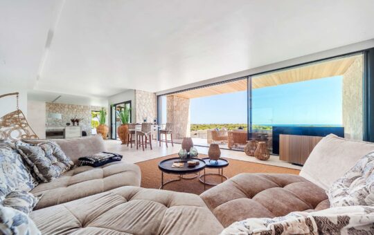 Villa de lujo completamente reformada con vistas al mar en exclusiva zona residencial de Bendinat - Salón con acceso a la terraza
