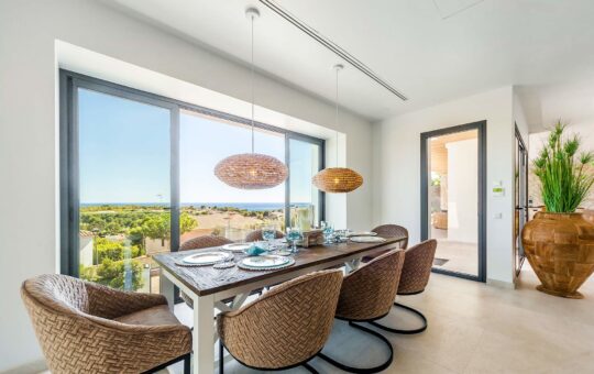 Villa de lujo completamente reformada con vistas al mar en exclusiva zona residencial de Bendinat - Comedor