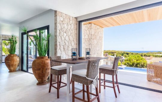 Villa de lujo completamente reformada con vistas al mar en exclusiva zona residencial de Bendinat - Entrada