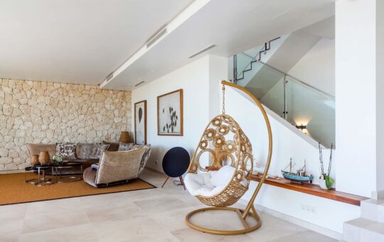 Villa de lujo completamente reformada con vistas al mar en exclusiva zona residencial de Bendinat - Escalera