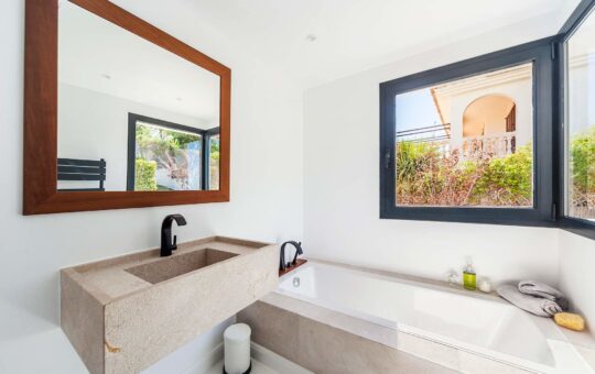 Kernsanierte Luxusvilla mit Meerblick in exklusiver Wohnlage in Bendinat - Badezimmer