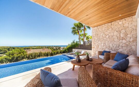 Kernsanierte Luxusvilla mit Meerblick in exklusiver Wohnlage in Bendinat - Überdachter Terrassenbereich und Meerblick
