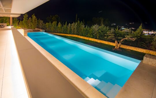 Luxury villa on Montport - Pool area at night