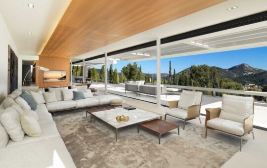 Luxury villa on Montport - Living room with a view of the mountain landscape