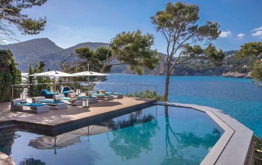 Moderne Villa der Extraklasse in erster Meereslinie - Herrlicher Aussenbereich mit Pool und fantastischem Meerblick