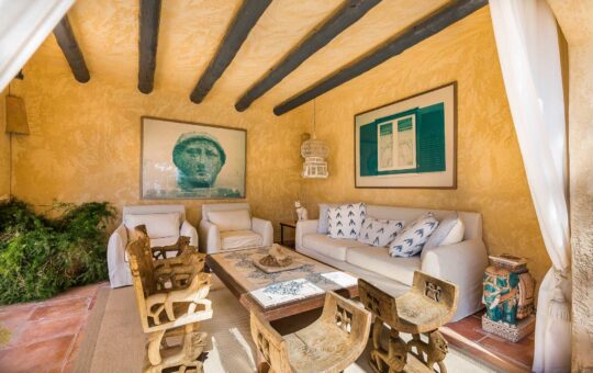 Mediterrane Villa in Bestlage mit herrlichem Blick - Überdachter Terrassenbereich vom Gästeappartement