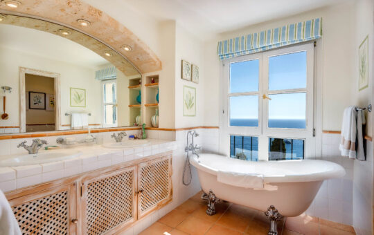 Mediterrane Villa in Bestlage mit herrlichem Blick - Badezimmer 1