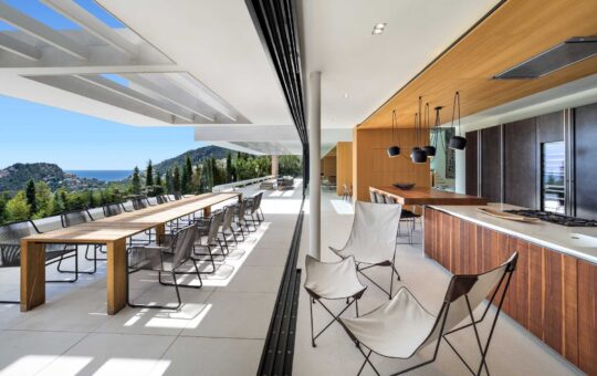 Luxusvilla auf Monport - Küche und Terrasse bei geöffneten Panoramafenstern