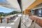 Luxusvilla auf Monport - Küche und Terrasse bei geöffneten Panoramafenstern