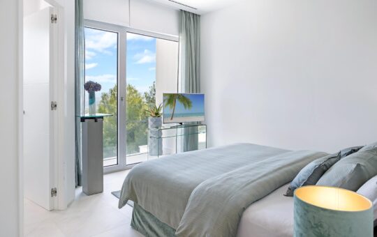 Traumhafte moderne Villa in Costa den Blanes - Helles Schlafzimmer