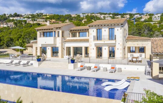 Einzigartiges Luxusanwesen in Toplage mit Meerblick - Rückansicht vom mediterranen Anwesen