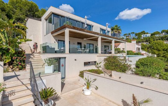 Moderne Villa mit Meerblick in Costa d’en Blanes - Frontansicht der Villa