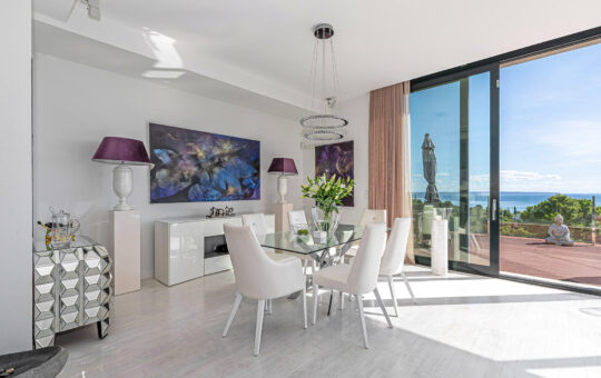 Moderne Villa mit Meerblick in Costa d’en Blanes - Essbereich mit Zugang zur offenen Terrasse