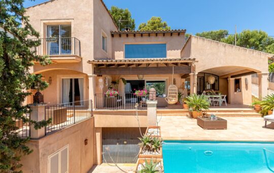 Mediterrane Villa mit Pool in Santa Ponsa - Rückfassade der schönen meditereranen Villa
