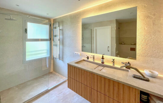 Moderne Villa mit Garten und Pool in Sol de Mallorca - Badezimmer des Hauptschlafzimmers