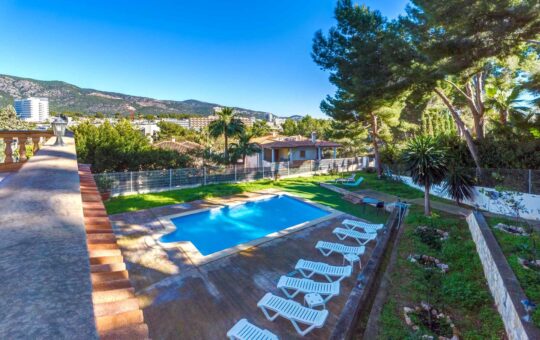Fantastische Villa mit Ferienvermietungslizenz in Palmanova - Poolbereich und Garten
