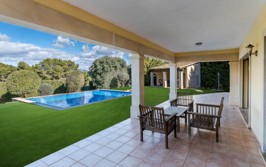Mediterrane Familienvilla mit Pool und Garten - Überdachter Terrassenbereich