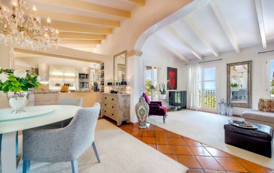 Wunderschöne Villa in einer Oase der Ruhe in Galilea - Wohn-/Esszimmer mit Küche im Hintergrund