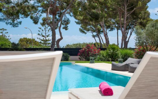 Moderne Neubauvilla in Sol de Mallorca mit Meerblick - Terrasse mit Pool