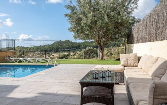 Wunderschöne Familienvilla in dem ruhigen Dorf Es Capdellà mit Ferienvermietungslizenz - Terrasse mit angrenzendem Pool