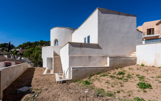 Villa im Ibiza-Stil mit Garten und Dachterrasse in Paguera - Seiten- und Rückansicht und Garten