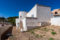 Villa im Ibiza-Stil mit Garten und Dachterrasse in Paguera - Seiten- und Rückansicht und Garten