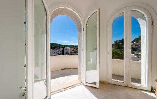Villa im Ibiza-Stil mit Garten und Dachterrasse in Paguera - Wohn-Essbereich mit Zugang zur Terrasse