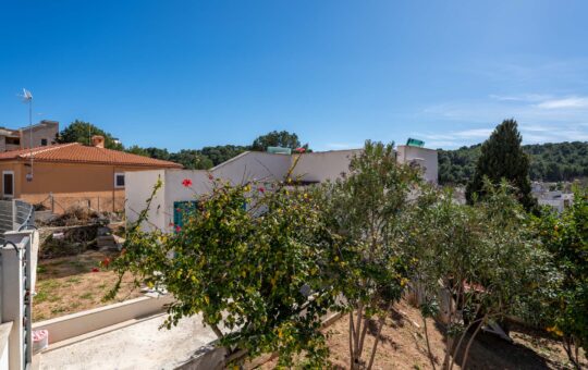 Villa im Ibiza-Stil mit Garten und Dachterrasse in Paguera - Frontansicht vom Grundstück