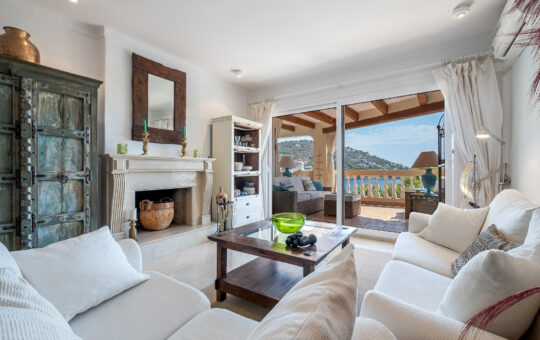 Mediterranes Appartement mit Traumblick auf den Hafen von Port Andratx - Gemütlicher Wohnbereich mit Zugang zur Terrasse